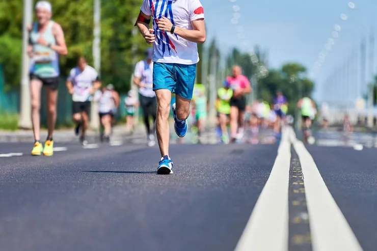 marathon-runners-city-road_77829-4285.jpg