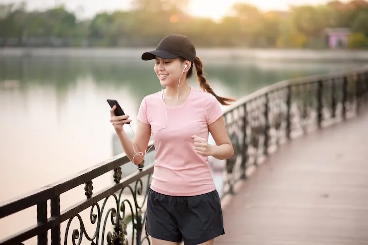 beautiful-woman-is-listening-music-jogging-park_33799-5741.jpg