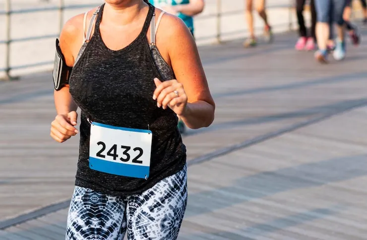 women-is-running-10k-race-boardwalk-while-wearing-cell-phone-strapped-her-right-arm_1296531-918.jpg
